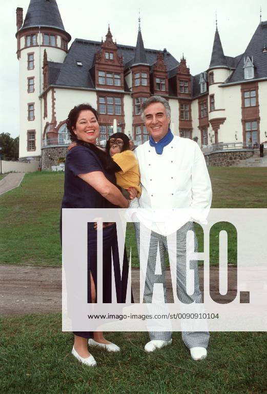 Die Martins sind im Urlaub und Dr. Charlotte Roesner-Lombardi (REGINA LEMNITZ), die zweite Tierärztin in der Praxis der Martins, hat mit ihrem Mann Rodolfo (AURELIO MALFA) die Betreuung und Aufsicht von CHARLY übernommen. Da Rodolfo einen Kollegen ersetzen soll, fahren sie mit ihm ins Schloßhotel, obwohl Tiere dort unerwünscht sind. , 20DFAZDFUNS1 Überschrift: UNSER CHARLY - FERIEN IM TRAUMHOTEL