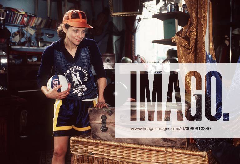Ein Zauberer führt in Siebensteins Laden seine Kunststücke vor... Foto: ADELHEID ARNDT, RUDI RABE, KOFFER aka. Magic Rudi Überschrift: 10 JAHRE SIEBENSTEIN