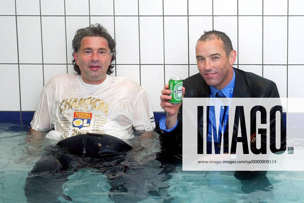 Trainer Paul Le Guen (re.) und Torwarttrainer Joel Bats (beide Lyon) feiern im Entspannungsbecken feuchtfröhlich den Titelgewinn Fußball Herren Ligue Une 2002 2003, 1. Französische Liga, Olympique Lyonnais, OL, Vdig Gruppe Lyon Freude,