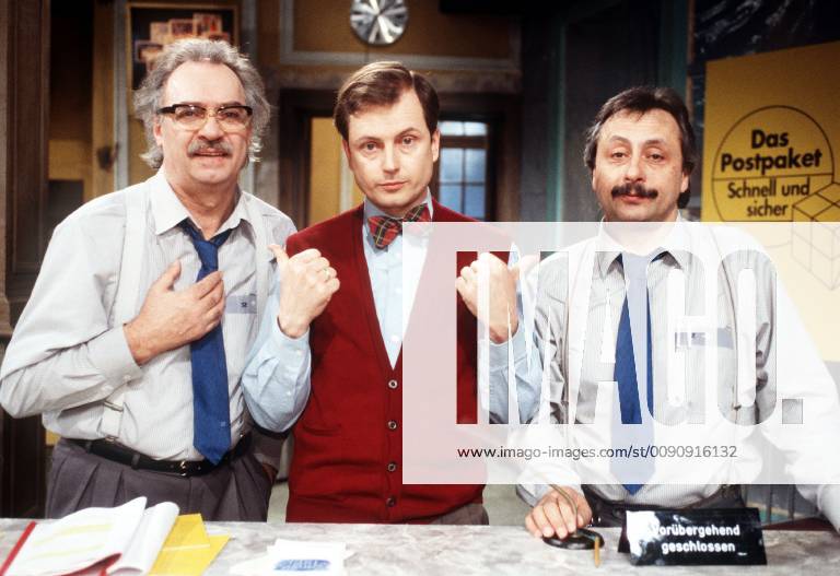 SALTO POSTALE Schweres Los Rudi Reschke bereitet sich auf sein Ausscheiden aus dem Postdienst vor... Bild v.l.n.r: Rudi Reschke (ACHIM WOLFF), Maximilian Mäßig (HANS-JÜRGEN SCHATZ), Stankoweit (WOLFGANG STUMPH) C42720 , 23DFApostale Überschrift: SALTO POSTALE