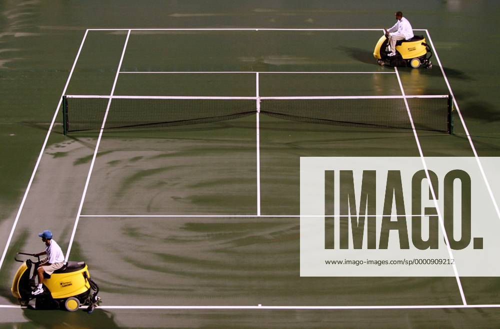 Regenwetter bei den US Open: Helfer versuchen den Platz mit Saugmaschinen zu trocknen Tennis Herren US Open 2003, ATP-Tour, Grand Slam, Hartplatz, Hardcourt, Hartplatztennis, Hartplatzturnier Totale Flushing Meadows, Meadow, Aufmacher New York, schlechtes Wetter, Regenwetter