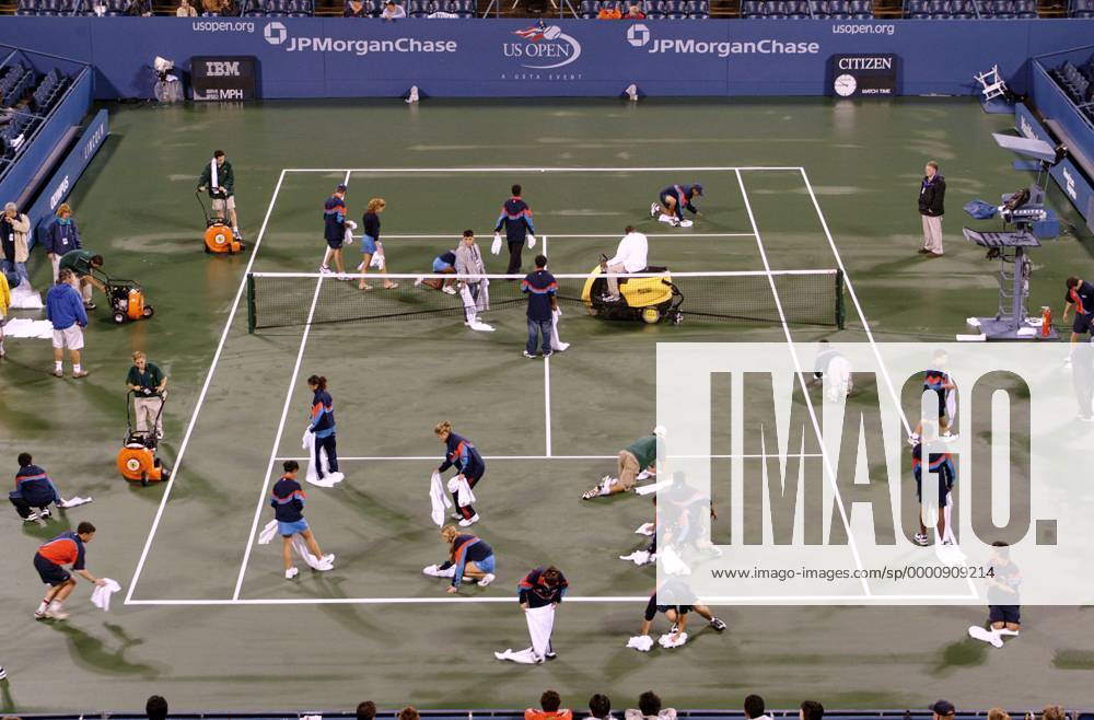 Regenwetter bei den US Open: Eine Heerschar von Helfern versucht, den Platz mit allen möglichen Mitteln zu trocknen Tennis Herren US Open 2003, ATP-Tour, Grand Slam, Hartplatz, Hardcourt, Hartplatztennis, Hartplatzturnier Totale Flushing Meadows, Meadow New York, schlechtes Wetter, Regenwetter Masse,