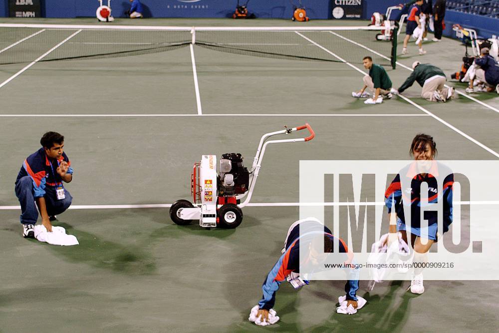 Regenwetter bei den US Open: Helfern versuchen, den Platz in mühevoller Handarbeit zu trocknen Tennis Herren US Open 2003, ATP-Tour, Grand Slam, Hartplatz, Hardcourt, Hartplatztennis, Hartplatzturnier Gruppe Flushing Meadows, Meadow New York, schlechtes Wetter, Regenwetter