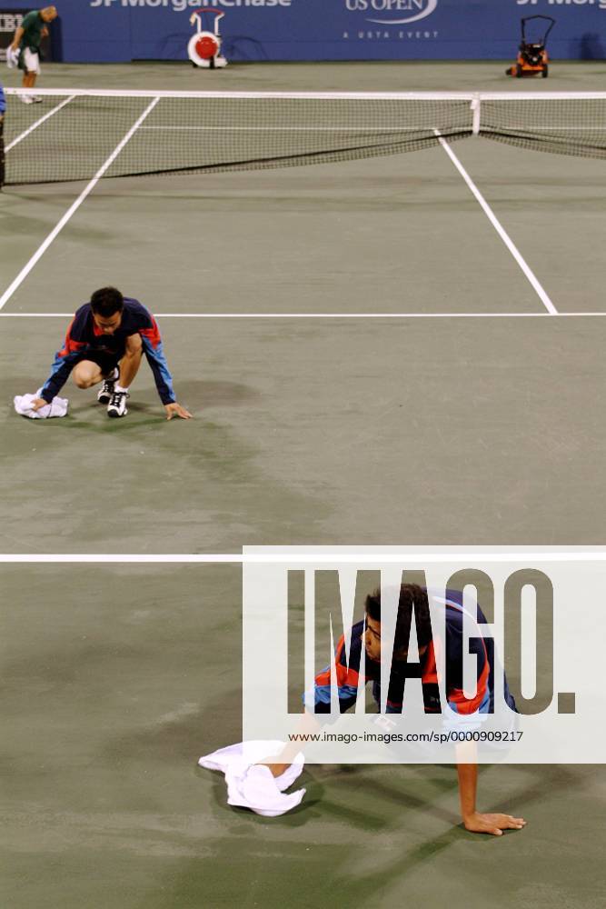 Regenwetter bei den US Open: Helfer versuchen, den Platz in mühevoller Handarbeit zu trocknen Tennis Herren US Open 2003, ATP-Tour, Grand Slam, Hartplatz, Hardcourt, Hartplatztennis, Hartplatzturnier Gruppe Flushing Meadows, Meadow, aufwischen New York, schlechtes Wetter, Regenwetter