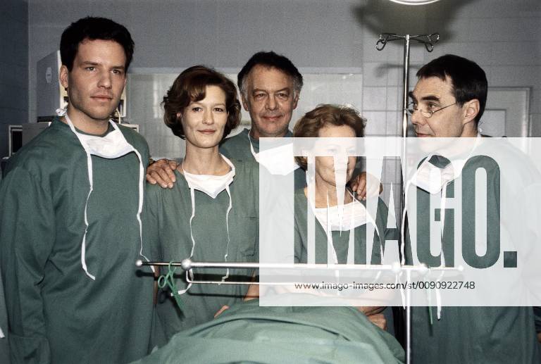 VOLLNARKOSE- Starchirurg Professor Gerhard Harrer, der kurz vor seiner 200. Transplantation steht, hat sich die Anästhesistin Dr.Katrin Klein ins Transplantationszentrum in Dresden geholt, da er große Stücke auf sie hält. Sie scheint die erste zu sein, die erkennt, daß die Koryphäe offensichtlich ein Alkoholproblem hat... Bild: Dr. schöne (TIM BERGMANN), Dr. Klein (SUZANNE VON BORSODY), Dr. Harrer (KLAUSJÜRGEN WUSSOW), Schwester Birte (GUDRUN RITTER), Dr. Radke (GUNTER SCHOß) Regie: Bodo Fürneisen Überschrift: VOLLNARKOSE BRD 1997