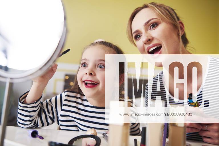 Mother and daughter applying make up together model released Symbolfoto property released ABIF01203