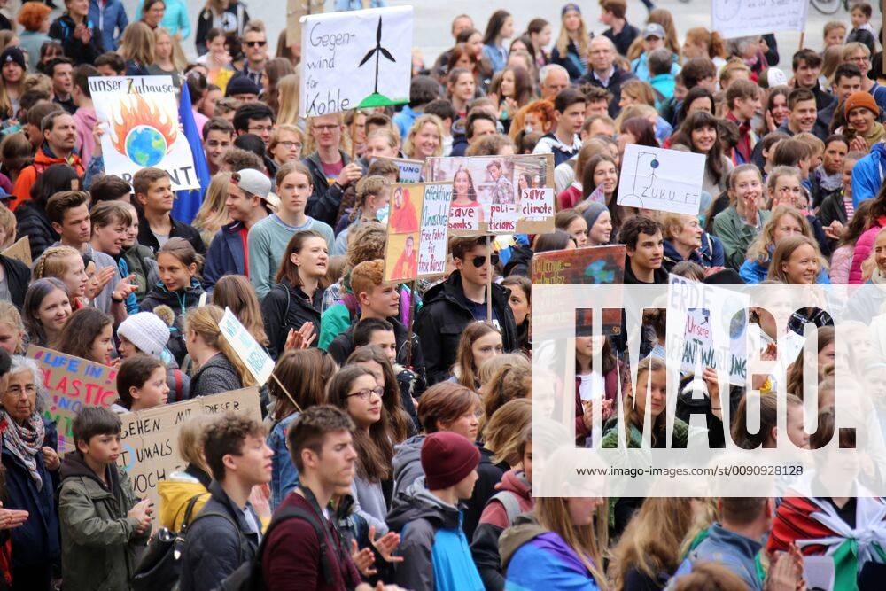 B a Fridays for future also during the school holidays Several hundred young teachers and parents gathered again during the school holidays on 26 April on Munichs Odeonsplatz to demonstrate for climate protection Photo Michael Westermann