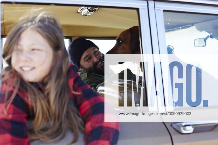Happy daughter with father and dog in car model released Symbolfoto AMEF00027