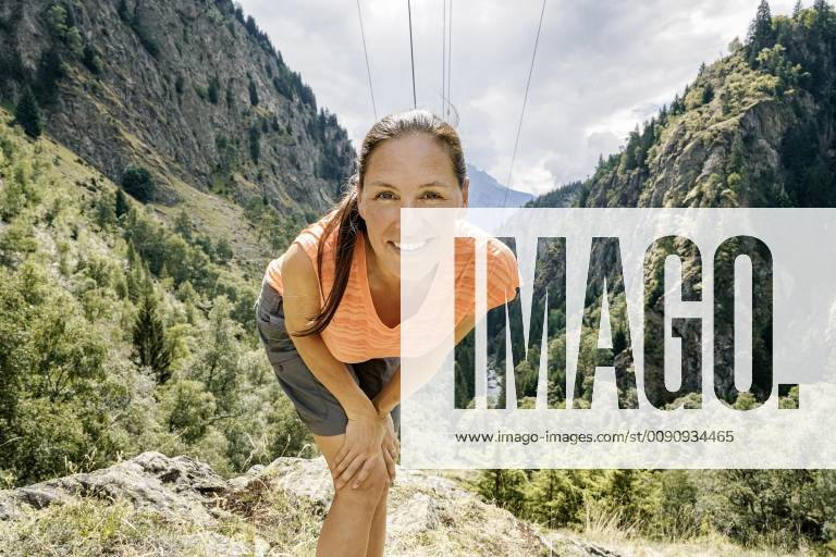 Switzerland, Valais, portrait of happy woman on a hiking trip in the mountains on the Massaweg model released Symbolfoto DMOF00126