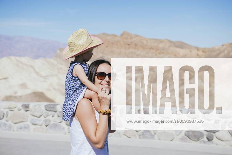 USA, California, Death Valley National Park, Twenty Mule Team Canyon, smiling mother carrying baby girl model released Symbolfoto GEMF02850