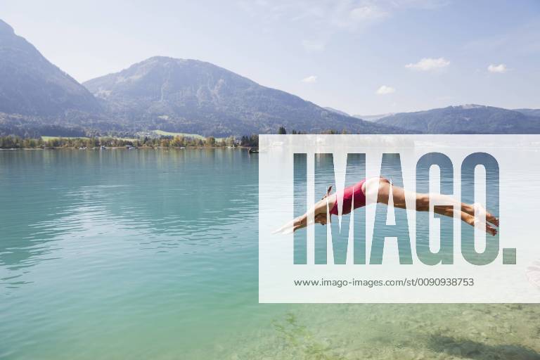 Austria, Alps, Salzburg, Salzkammergut, Salzburger Land, Wolfgangsee, woman jumping into lake model released Symbolfoto GWF06014