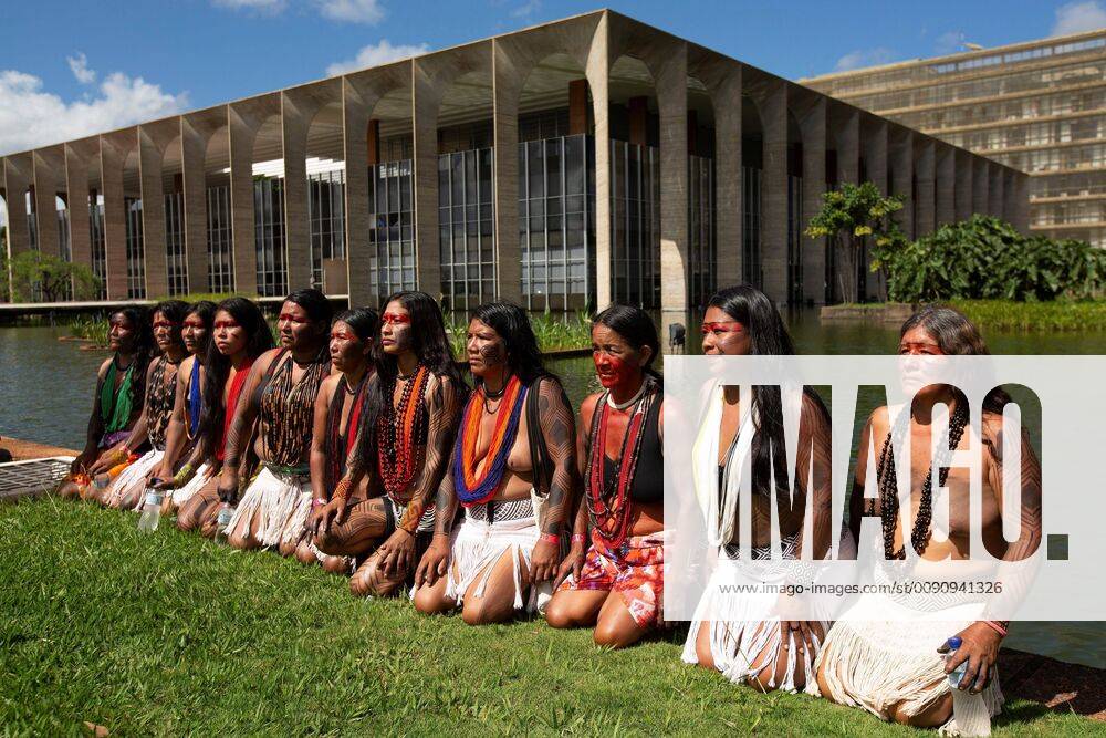 Indians from different tribes protest against the policies of the Government of Jair Bolsonaro, at the central Esplanade of the Ministries of Brasilia, Brazil, 26 April 2019. The Tierra Libre camp, which is held annually in Brasilia since 2004, is called by the Articulation of the Indigenous Peoples of Brazil (APIB), which this year has announced its decision to protest against the threat to its territories that embody the Bolsonaro policies for the environment and the Amazon. Indigenous protest against Bolsonaro in Brasilia !ACHTUNG: NUR REDAKTIONELLE NUTZUNG!