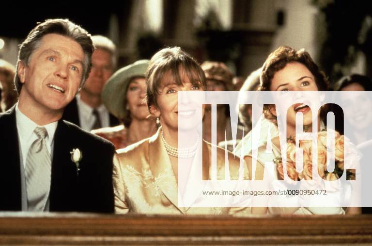 GANZ NORMAL VERLIEBT The Other Sister USA 1999 Garry Marshall Die 24 jährige Carla (JULIETTE LEWIS) kehrt nach zehn Jahren von einer Schule für geistig Behinderte zu ihrer Familie zurück. Gegen den Willen ihrer Mutter besucht sie eine Berufsfachschule. Dort verliebt sie sich in den ebenfalls geistig behinderten Danny. Szene: Vater Radley Tate (TOM SKERRITT), Mutter Elizabeth Tate (DIANE KEATON) Regie: Garry Marshall aka. The Other Sister GANZ NORMAL VERLIEBT USA 1999