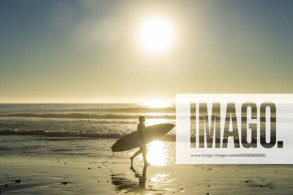 USA, California, Del Mar, Surfer at the beach against the sun model released Symbolfoto RUNF01127