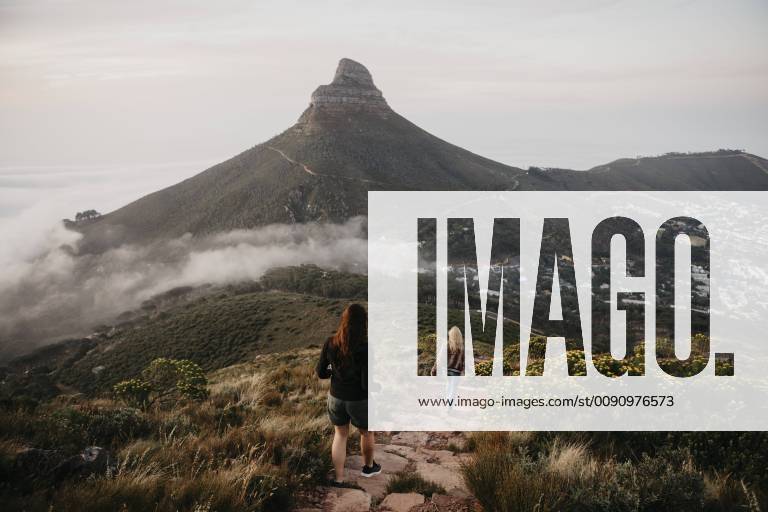 South Africa, Cape Town, Kloof Nek, two women on a trail at sunset model released Symbolfoto LHPF00307