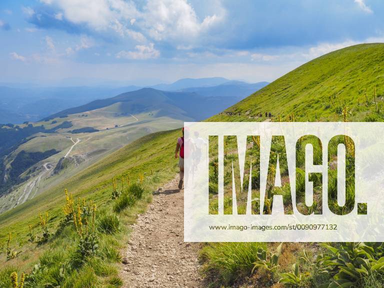 Italy, Umbria, Sibillini mountains, two children hiking mount Vettore model released Symbolfoto LOMF00784