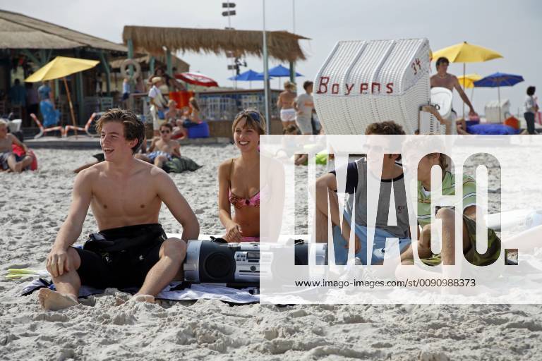 Sommer Die Clique hat Spaß am Strand! V.l.n.r.: Lars (JANNIS NIEWÖHNER), Silvia (JELENA WEBER), Bernie (ANDREAS DYSZEWSKI) und Nico (JANNIK PAETH). Regie: Mike Marzuk aka. Sommer SOMMER Deutschland 2008