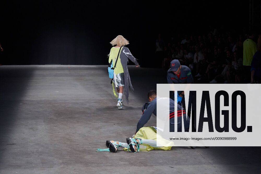 Sao Paulo Fashion Week - Model stirbt auf dem Catwalk SÃO PAULO, SP - 27.04.2019: SPFW N47 - Model suffers an accident in the Ocksa brand parade, during SPFW N47 held in the ARCA space in São Paulo, SP. x1722374x EduxAlpendre