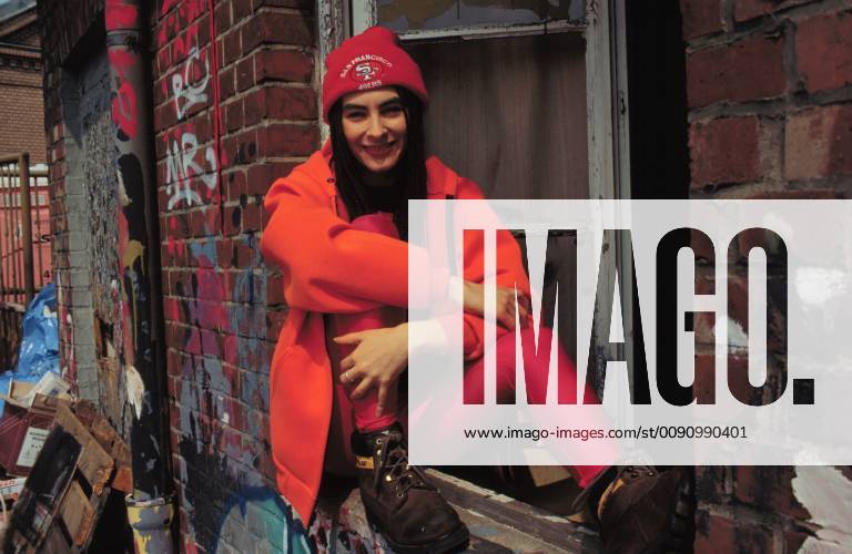 MARUSHA (Foto!) präsentiert eine Modenschau der besonderen Art. Sie findet jedes Jahr im belgischen Antwerpen statt, Studenten der renommierten königlichen Akademie zeigen ihre Kreationen. aka. Marusha zeigt Fashion 2000 Feuerreiter