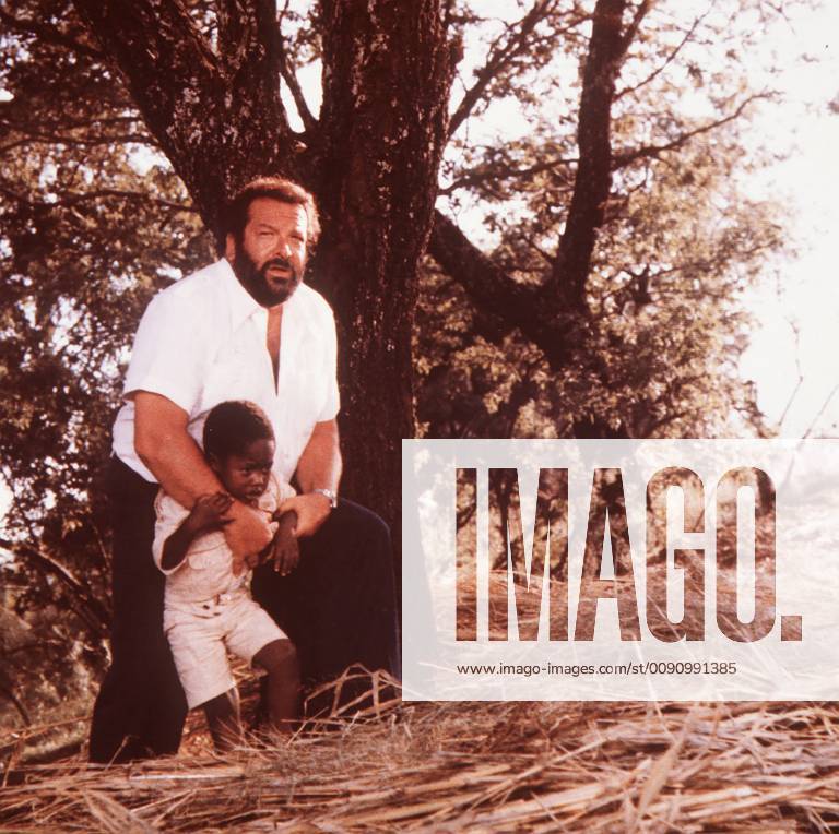 Die Recherche in einem Mordfall führt Kommissar Rizzo (BUD SPENCER) - Plattfuss genannt - nach Südafrika, wo er sich in die Diamantenschmugglerszene einschleust. Bei seinen gefährlichen Nach-forschungen wird der schlagkräftige Polizist von dem kleinen Bodo (BODO) unterstützt... Regie: Stefano Vanzina aka. Piedone L Africano PLATTFUSS IN AFRIKA BRD ITL 1977