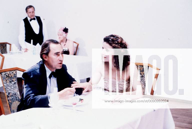 Christine verliebt sich in einen Mann und so kommt es endlich zu einem Happy-End. Bild: NICOLAS LANSKY, Christine (ADELHEID ARNDT) aka. Komödie von Richard Blank DIE HEIRATSSCHWINDLERIN BRD 1990
