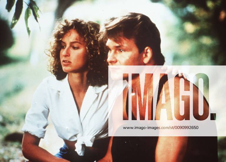 In den 60er Jahren verliebt sich eine naive Artztochter in einen Tänzer. Sie springt für dessen Partnerin ein und bekehrt ihren Vater von dessen Vorurteilen... Bild: JENNIFER GREY (Baby), PATRICK SWAYZE (Johnny Castle) Regie: Emile Ardolino aka. Dirty Dancing DIRTY DANCING USA 1987