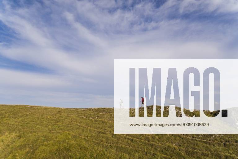 Italy, Monte Nerone, two men hiking on top of a mountain in summer model released Symbolfoto WPEF01296
