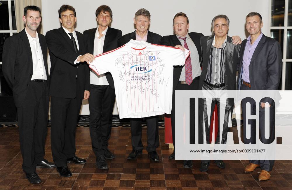 Nils Bahr - Claus Reitmaier - Thomas Vogel - Peter ( Eiche ) Nogly - Lothar Dittmer - Hans Jürgen ( Ditschi ) Ripp - Thomas von Heesen bei der Weihnachtsfeier der HSV Altliga Hamburg 26.11.2011 o0 Hamburger SV Hamburg privat Feier Trikot Unterschrift Autogramm Objekte