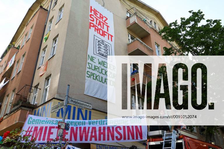 HÄNDE WEG VOM WEDDING - GER, Germany, Deutschland, Berlin, 30.04.2019 - Berlin-Mitte (OT Wedding): Über tausend Menschen sind am Vorabend des 1. Mai zu einem Protestmarsch unter dem Motto Hände weg vom Wedding zusammengekommen. Die Demonstration richtete sich gegen den immer knapper werdenden Wohnraum und die stetig steigenden Mieten in Berlin. Der Demonstrationszug formierte sich am Leopoldplatz und zog quer durch den Ortsteil Wedding des Berliner Bezirks Mitte. Endpunkt des Protestzuges war die Müllerstraße Ecke Otawistraße am U-Bahnhof Rehberge. Auf der gesamten Demostrecke kam es zu keinen Zwischenfällen, alles blieb bis zum Schluß friedlich. - Banner an einer Hauswand in der Malplaquetstraße mit den Aufschriften: HERZ STATT PROFIT - NIE WIEDER ZURÜCK ZUR SPEKULATION - Gemeinsam gegen Verdrängung und MIETENWAHNSINN HÄND