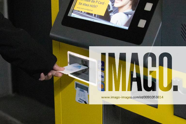 Woman puts a parking ticket into the automatic pay stations in a multi-storey car park Theme picture Symbol picture automatic pay station Parking ticket Multi-storey car park 01 05 19 Solingen NRW Germany Neumarkt and surroundings