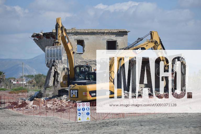 Foto IPP Felice De Martino Castel Volturno 02 05 19 Apertura cantiere per abbattimenti villette abusive in Localita Bagnara. Nella foto: una ruspa durante i lavori di abbattimento Italy Photo Press World Copyright 0