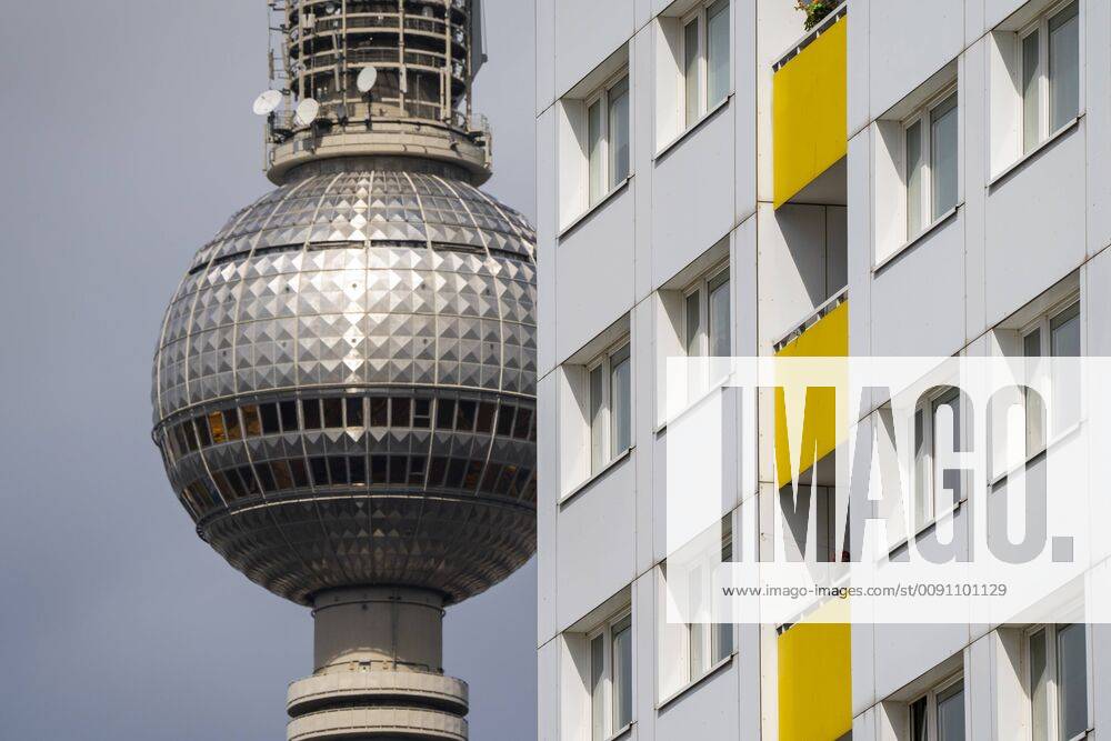 Residential buildings former prefabricated buildings from the GDR at Holzmarktstraße at S Bahnhof Jannowitzbrücke in Berlin Mitte In the background the television tower at Alexanderplatz Photo Volker Hohlfeld Living at the television tower
