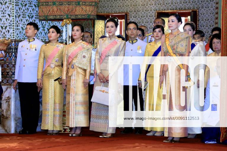 King s son Prince Dipangkorn Rasmijoti (L), his daughters Princess Sirivannavari Nariratana (2-L) and Princess Bajrakitiyabha (3-L), his elder sister Princess Ubolratana Mahidol (C) and Queen Suthida (R) His Majesty the King proceeds to the Temple of the Emerald Buddha to proclaim himself the Patron of Buddhism Coronation of thai king Rama X, Bangkok, 04-05-2019 05-05-2019 Inhuldiging Thai King Maha Vajiralongkorn Bodindradebayavarangkun sits on a palanquin carried by royal guards during a procession to circle the city, offering the chance for people to pay homage as part of his coronation ceremony in Bangkok, Thailand