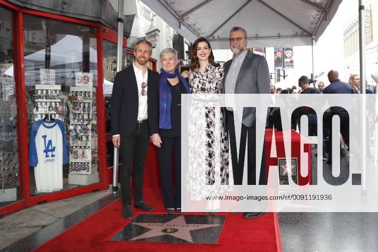 Anne Hathaway with husband Adam Shulman and parents Kate McCauley Hathaway and Gerald Hathaway at the ceremony to award a star to Anne Hathaway on the Hollywood Walk of Fame Los Angeles 09 05 2019 Foto:xD.xBedrosianx xFuturexImage