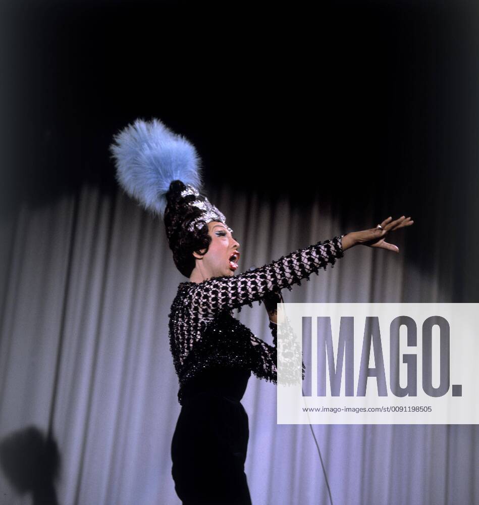 JOSEPHINE BAKER Show performance at Vergißmeinnicht 9 Oct 1964 United Archives kpa A Grimm