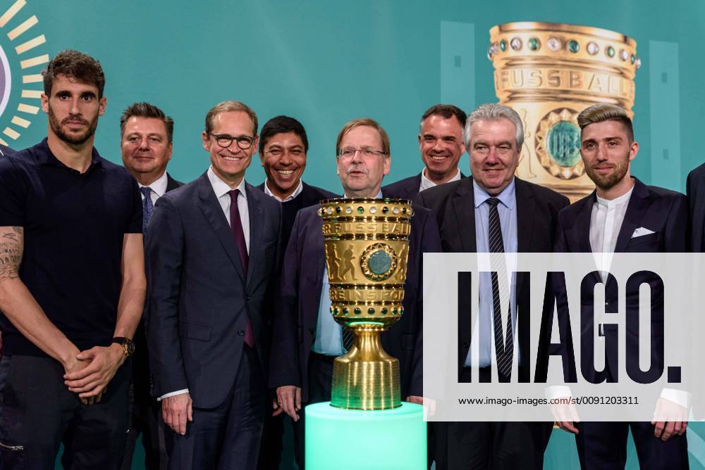 Javi Martinez Interior Senator Andreas Geisel SPO Governing Mayor Michael Müller SPD Giovane Elber Rainer Falkenhain Kevin Kampl at the Cup Handover for the upcoming DFB Cup Final 2019 in the Bärensaal of the Altes Stadthaus in Berlin Mitte snapshot photography F Boillot