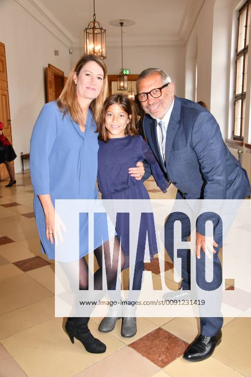 William Hartwig Almer Jimmy Hartwig with wife and daughter Yulie Award of the Social Medal Bavarian State Medal for Social Services Max Joseph Saal Residence Munich 13 May 2019