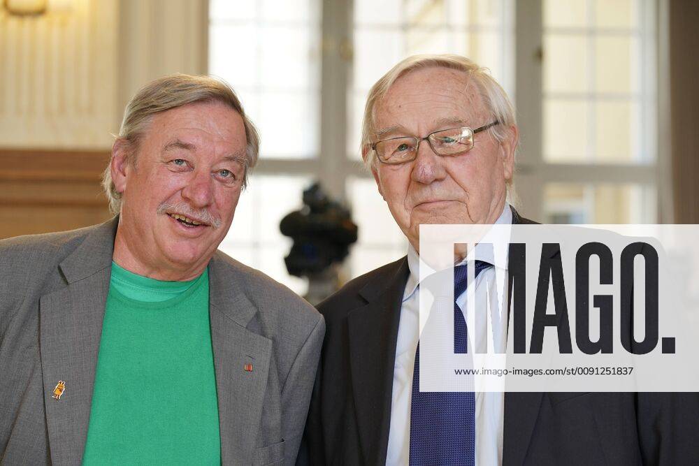 Christoph Biemann and Armin Maiwald, Cologne WDR, Programme mit der Maus Received the State Order of Merit from Prime Minister Armin Laschet CDU on 14 05 2019 in Düsseldorf It is one of the highest awards in North Rhine-Westphalia The state thus honours citizens for their extraordinary services and outstanding commitment to society from Düsseldorf NRW Germany