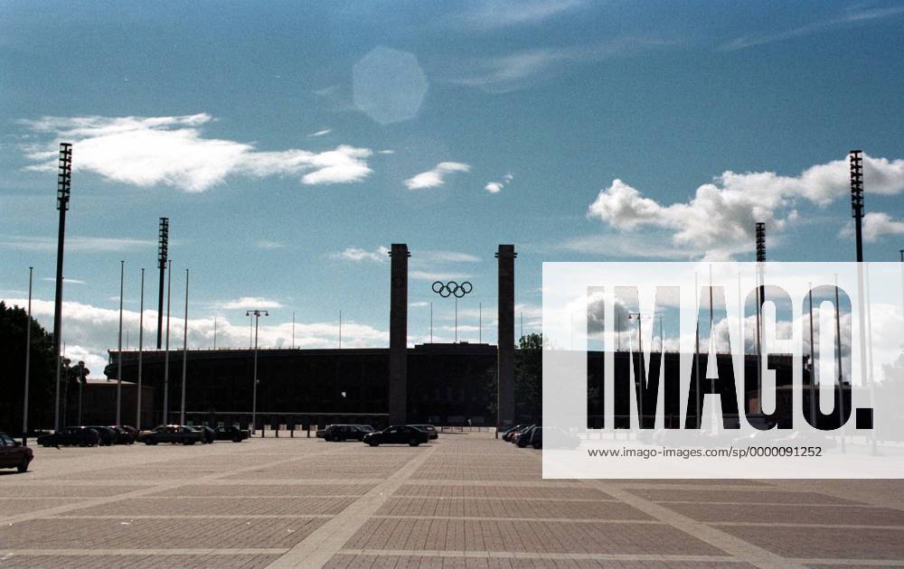 Das Olympiastadion Berlin mit Blick auf das Haupttor und dem davor liegenden Parkplatz Fußball 1. BL Herren Saison 1998 1999: Hertha BSC Berlin Totale Olympiastadion Berlin