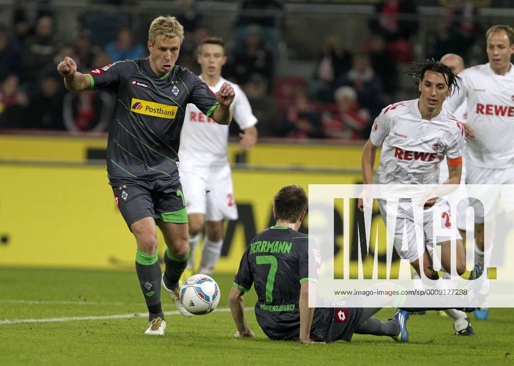 Fussball-Bundesliga Saison 2011 2012-15. Spieltag 1.FC Köln-VFL Borussia Mönchengladbach 0-3 im Rhein-Energie-Stadion in Köln am 25.11.2011 Mike Hanke ( Borussia Mönchengladbach )-li.- setzt sich durch und erzielt den Treffer zum 1-0- Fussball,Herren,Männer,Liga,Bundesliga,DFL,Aktion,Schuss,Dribbling,Tor,Trefferquer