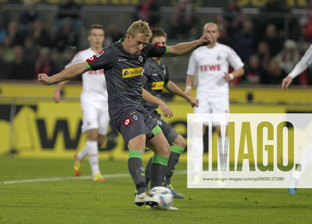 Fussball-Bundesliga Saison 2011 2012-15. Spieltag 1.FC Köln-VFL Borussia Mönchengladbach 0-3 im Rhein-Energie-Stadion in Köln am 25.11.2011 Mike Hanke ( Borussia Mönchengladbach )-li.- setzt sich durch und erzielt den Treffer zum 1-0- Fussball,Herren,Männer,Liga,Bundesliga,DFL,Aktion,Schuss,Dribbling,Tor,Trefferquer