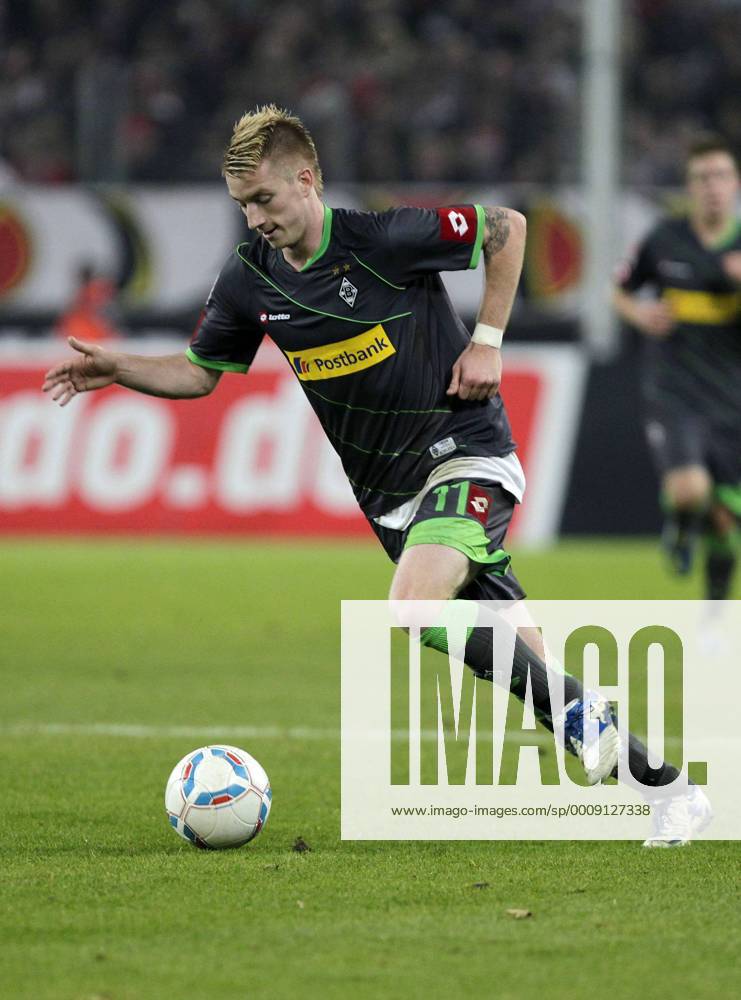 Fussball-Bundesliga Saison 2011 2012-15. Spieltag 1.FC Köln-VFL Borussia Mönchengladbach 0-3 im Rhein-Energie-Stadion in Köln am 25.11.2011 Marco Reus (Borussia Mönchengladbach ) Fussball,Herren,Männer,Liga,Bundesliga,DFL,Aktion,Ganzkörper,Einzelbild, Freisteller, Ball,Mimik,hoch