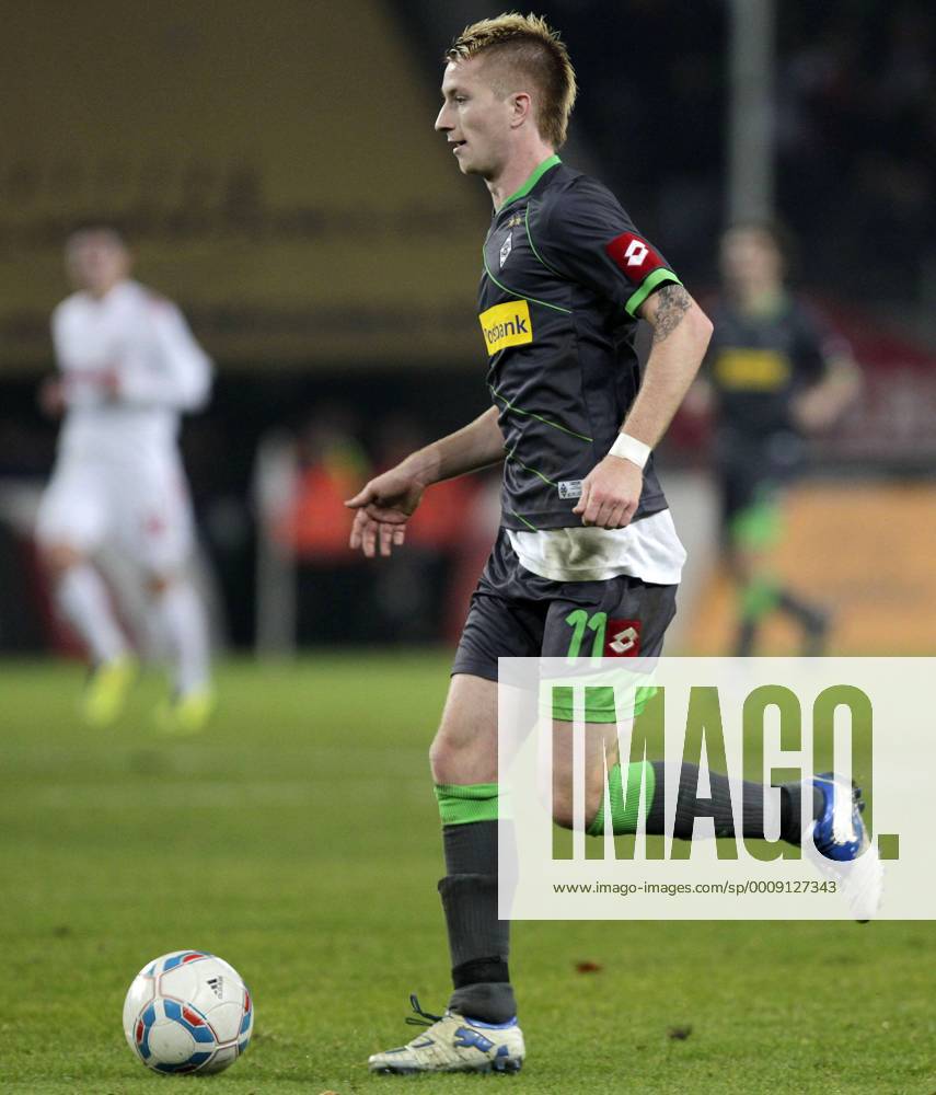 Fussball-Bundesliga Saison 2011 2012-15. Spieltag 1.FC Köln-VFL Borussia Mönchengladbach 0-3 im Rhein-Energie-Stadion in Köln am 25.11.2011 Marco Reus (Borussia Mönchengladbach ) Fussball,Herren,Männer,Liga,Bundesliga,DFL,Aktion,Ganzkörper,Einzelbild, Freisteller, Ball,Mimik,hoch