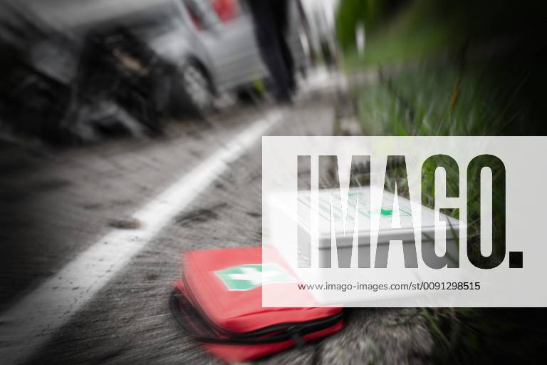 Symbol images First aid after a traffic accident A first aid kit lies in front of the wreck after a serious traffic accident First aiders took care of the victim until the rescue services arrived