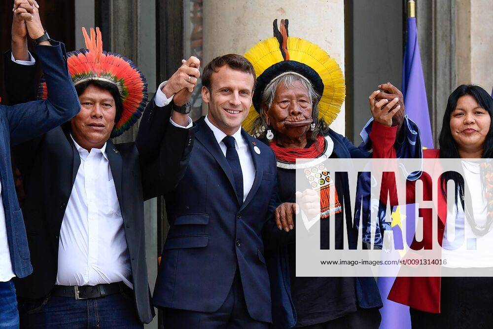Paris, Macron empfängt Häuptling des brasilianischen Kayapo-Volkes the President of the French Republic, Emmanuel Macron accompanies the Cacique Raoni METUKTIRE, Grand Chief of the Kayapo people at the Elysee Palace, in Paris on May 16, 2019 JulienxMattiax Pictorium LePictorium_0208734