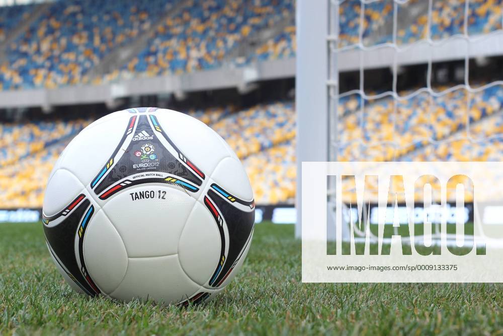 Präsentation des offiziellen EM Spielballs Adidas Tango 12 in Kiew EURO 2012 Polen Ukraine TANGO 12 20111202CSLG0126