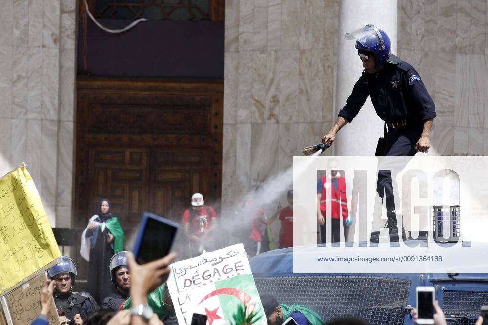 Algiers, Algeria - Clashes between riot police and Algerian demonstrators, Algiers, Algeria, May 17 For a radical change in the Algerian regime, for their 13th weekly rally the month of Islamic fasting Ramadan. Algiers Algeria - ZUMAn230 20190517_zaa_n230_381
