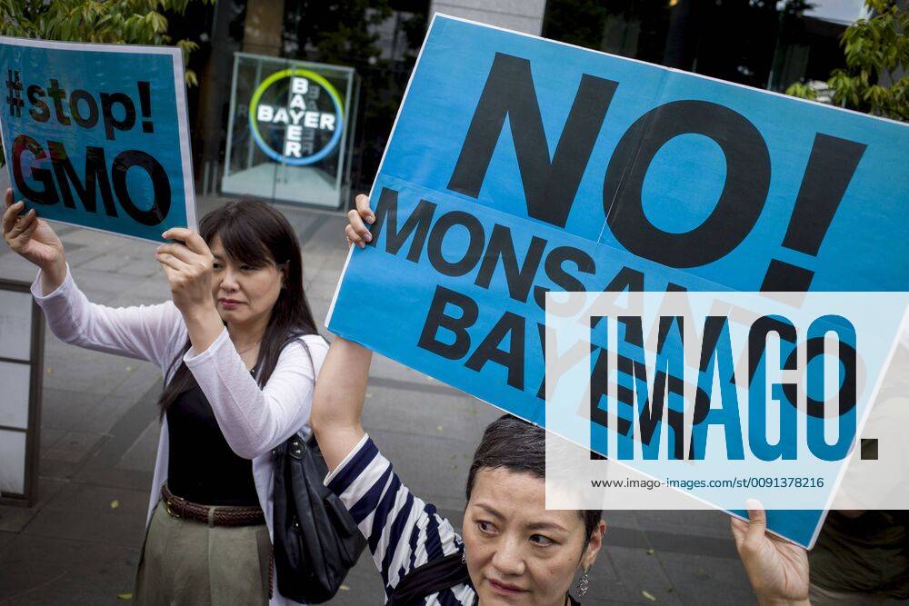 Toronto, Tokyo, Canada - Protestors shows placards reading at the front of the coroporation Bayer, May 18, 2019 in Tokyo. They demonstrate against genetically engineered seeds and pesticides that are harmful to the environment. Toronto Canada - ZUMAn230 20190518_zaa_n230_006