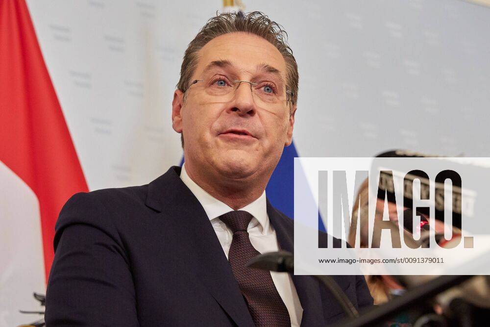 - Wien 18.05.2019 - Knapp vor der EU-Wahl steht Österreichs Vizekanzler Heinz-Christian Strache (FPÖ) schwer unter Druck. Deutsche Medien veröffentlichten gestern ein Enthüllungsvideo, auf dem er im Juli 2017 mit einer vermeintlichen russischen Investorin auf Ibiza u.a. über milliardenschwere Staatsaufträge für Parteispenden spricht. Es wird bereits über Neuwahlenspekuliert. Heute äusserte sich Strache zu den Vorwürfen Austria s Vice-Chancellor Heinz-Christian Strache (FPÖ) is under pressure shortly before the EU elections. Yesterday, German media have released a revelation video showing that the vice-chancellor is talking to a supposed Russian investor in Ibiza about billion-dollar state contracts for party donations. About new elections is already speculated. Strache today commented on the allegations. PHOTO: der österreichische V