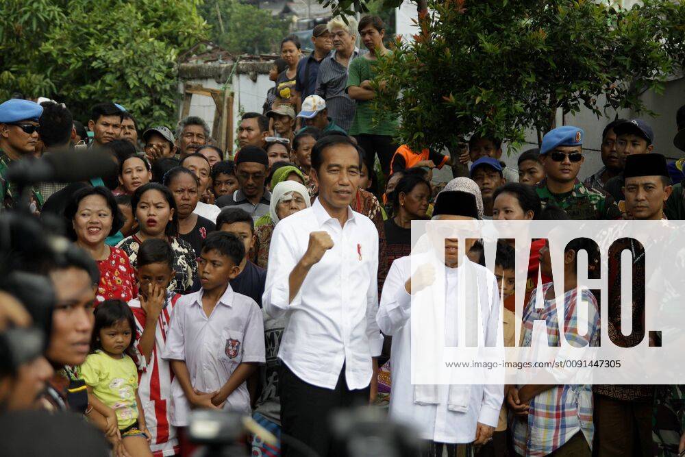 Jakarta, Capital Region of Jakarta, Indonesia - Indonesia presidential candidate, incumbent Joko Widodo (L) and his running mate Ma ruf Amin (R), pose for photograph after give a victory speech at Johar Baru densely populated settlements, Jakarta, on Tuesday, May 21, 2019. Joko Widodo (Jokowi) gave his victory speech after the Indonesian General Election Commission (KPU) announced the recapitulation result of Presidential Election in the night before. Jokowi and Ma ruf Amin won the 2019 election with a 55,50% votes, while his opponent Prabowo Subianto and his running mate Sandiaga Uno obtain 44,50% votes. Jakarta Indonesia - ZUMAn230 20190521_zaa_n230_030